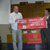 Předání šeku od Poštovní spořitelny